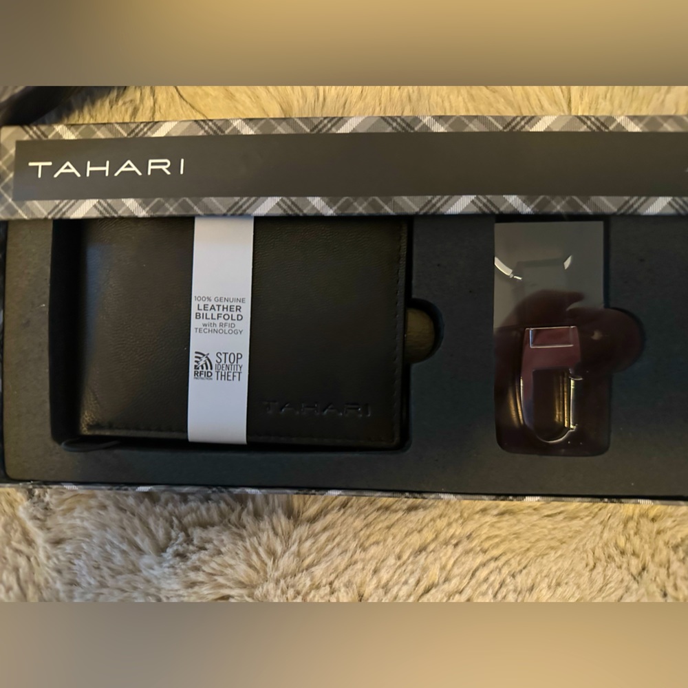 NWT - TAHARI Mens RFID Leather Wallet Gift Set with Key Fob (BLACK)